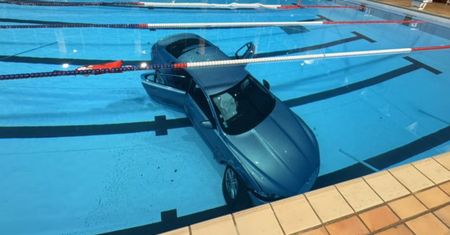 To nie fotomontaż. Auto w basenie. Ujęcia z Francji podbijają sieć