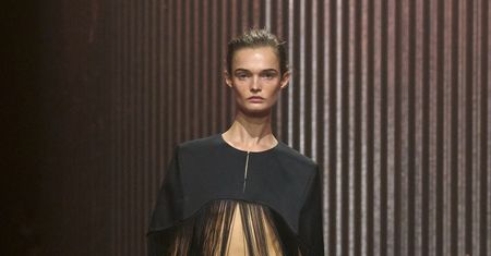 COS PREZENTUJE SWOJĄ KOLEKCJĘ ATELIER JESIEŃ/ZIMA 2023 PODCZAS  TYGODNIA MODY W NOWYM JORKU.  KOLEKCJA PODKREŚLA ROLĘ RĘKODZIEŁA I SZLACHETNYCH TKANIN