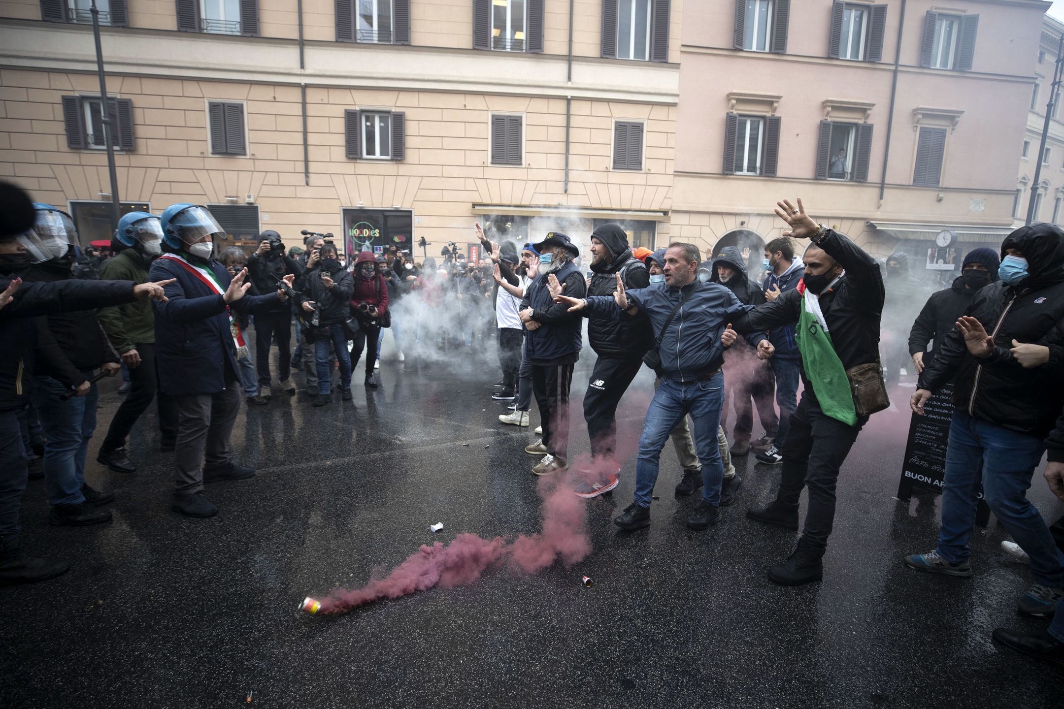 W stronę policji poleciały petardy