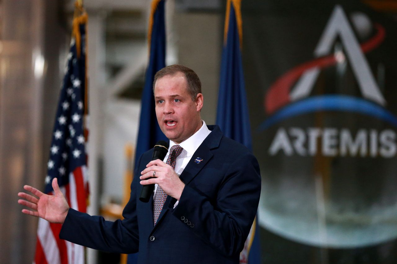 Administrator NASA Jim Bridenstine na prezentacji nowej rakiety, która ma zostać użyta w misji Artemis