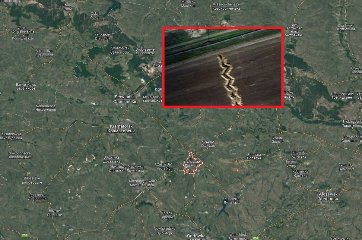  Zdjęcia satelitarne dowodzą, że Rosjanie od miesięcy budują kompleks fortyfikacji za całą istniejącą linią frontu. 