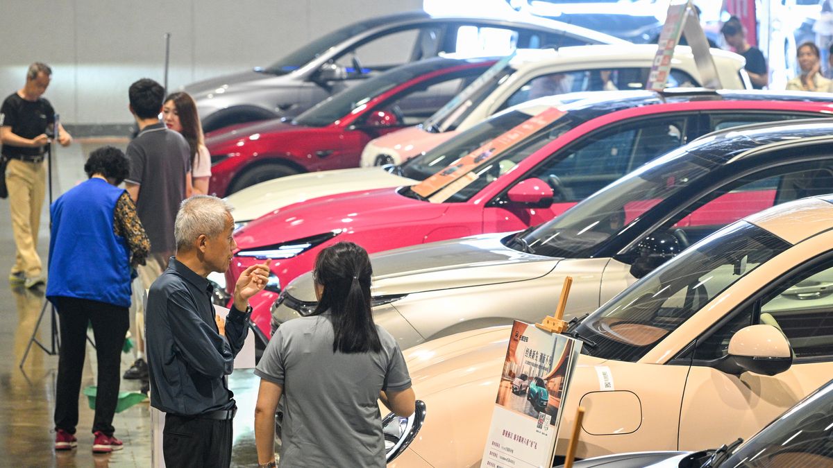 Na zdjęciu samochody na wystawie poświęconej nowym źródłom energii i inteligentnym pojazdom w Nankinie, 2025 rok