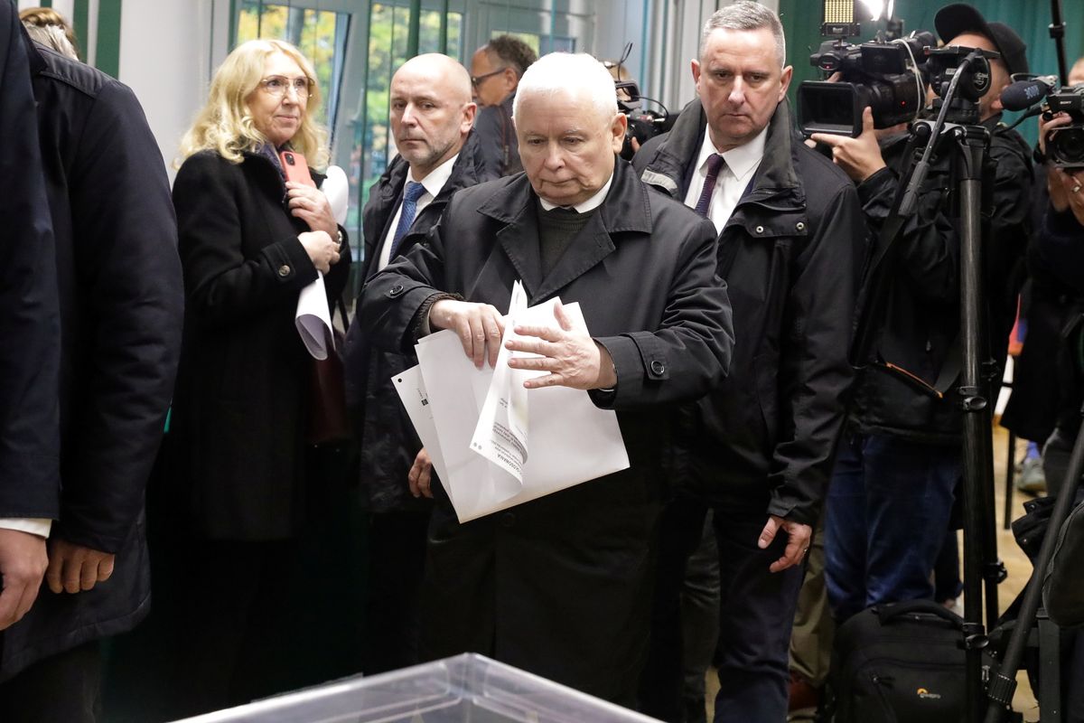 Jarosław Kaczyński przy wyborczej urnie 15 października
