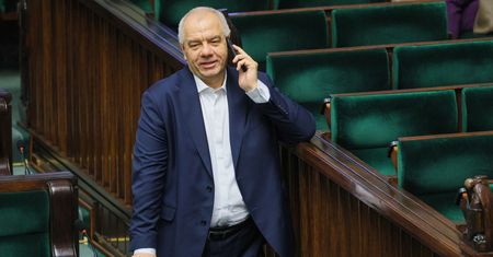 Sasin: Nie będziemy się ścigać z Tuskiem na marsze