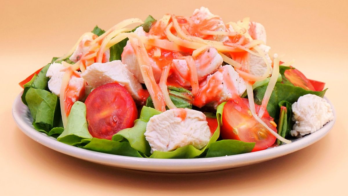 Na talerzu rozkładam wszystkie składniki i doprawiam.