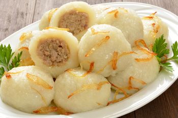 Przepis na tradycyjne pyzy z mięsem. Nikt nie prosił, każdy potrzebował