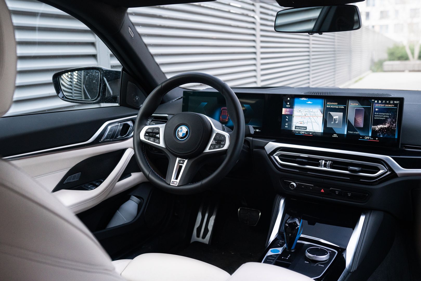 Jasna skóra dodaje "komfortowości" kokpitowi BMW i4 M50