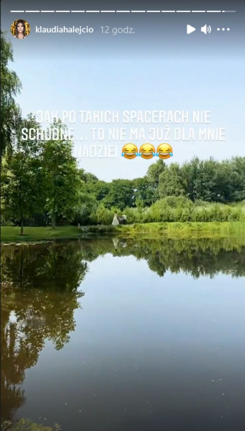 Klaudia Halejcio spaceruje wokół prywatnego stawu