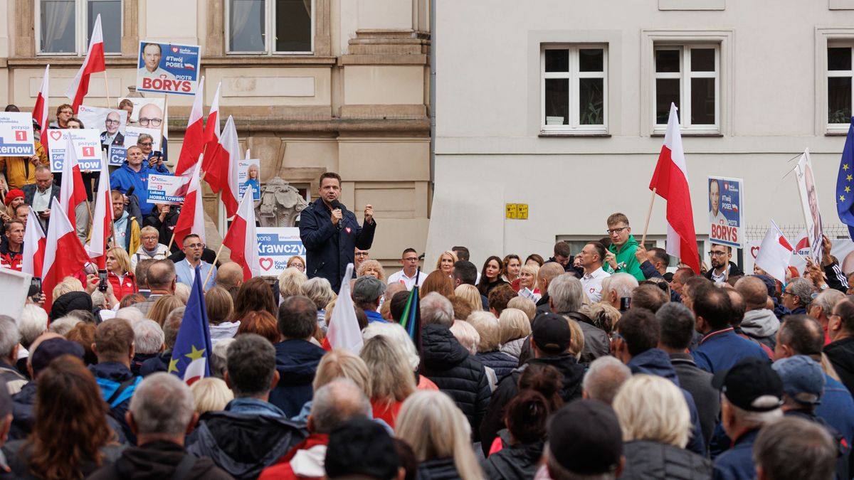 Legnica, 12.10.2023. Kampania wyborcza do parlamentu 2023. Wiceprzewodniczący Platformy Obywatelskiej, prezydent Warszawy Rafał Trzaskowski (C-L) podczas otwartego spotkania z mieszkańcami Legnicy, 12 bm. (amb) PAP/Tomasz Golla