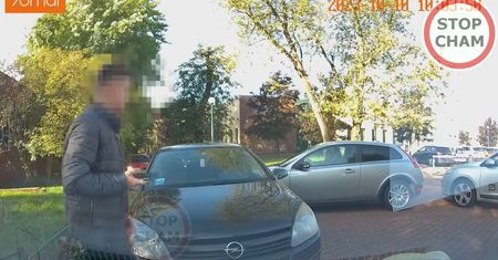 Osiem minut na parkingu: uszkodzone cztery auta, jeden słup i barierka