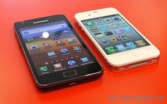 Apple vs. Samsung | fot. Slashgear