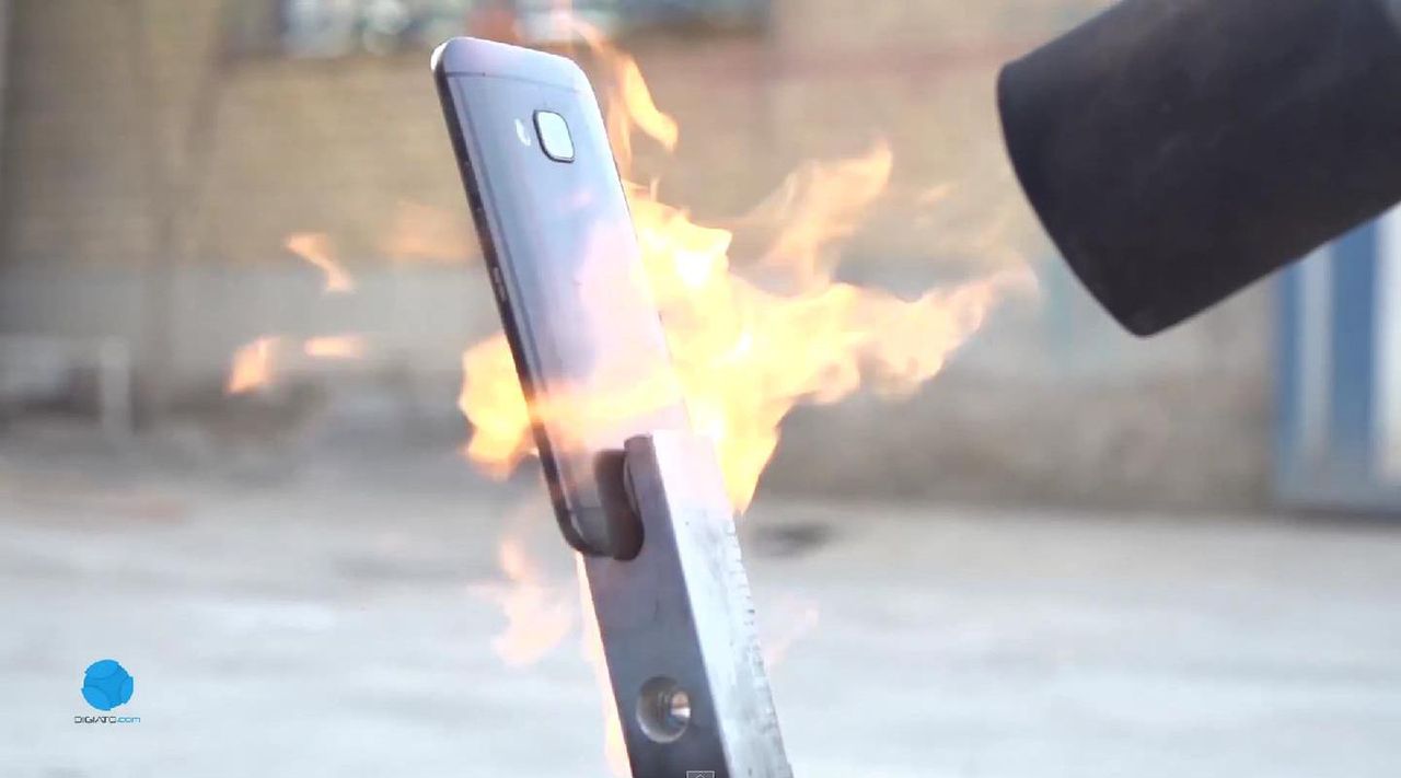 Jak HTC One M9 poradził sobie z ogniem o temperaturze 700 stopni?