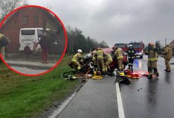 Czołowe zderzenie autobusu i osobówki