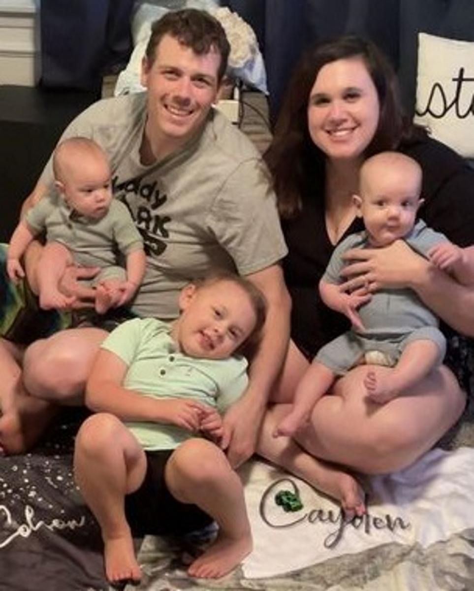 Cara z mężem i dziećmi 