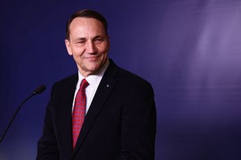 "Koledzy patrioci z PiS-u chełpią się".  Sikorski "pozdrawił" ich