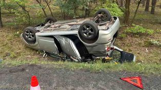 Nowogród Bobrzański: Kierująca Toyotą dachowała pod miastem, bo jej mąż zaciągnął hamulec ręczny