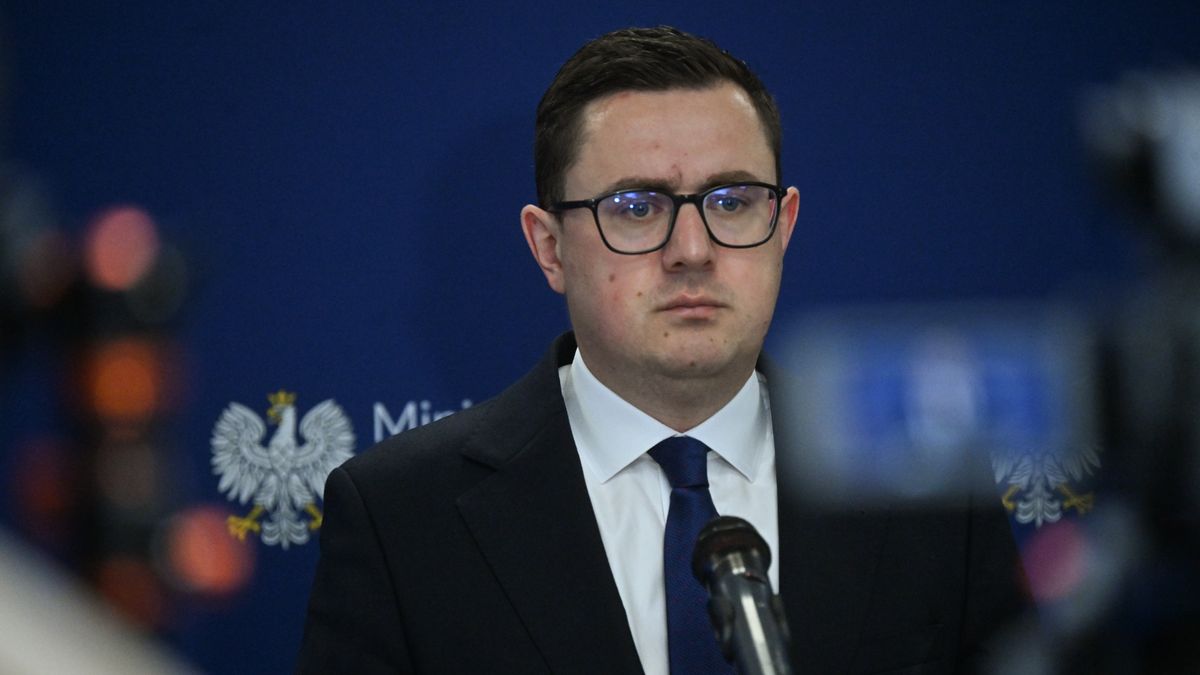 Warszawa, 14.08.2026. Minister energii Miłosz Motyka na konferencji prasowej w siedzibie resortu w Warszawie, 14 bm. Konferencja dot. rządowych rozwiązań osłonowych dla polskich rodzin i przedsiębiorców oraz aktualnej sytuacji na rynku paliw. (jm) PAP/Piotr Nowak