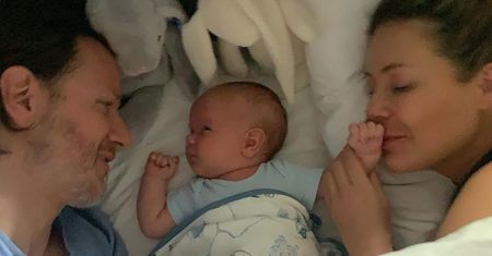 Uśmiechnięci Małgorzata Rozenek i Radosław Majdan budzą się obok malutkiego Henryczka: "Dzień dobry!"