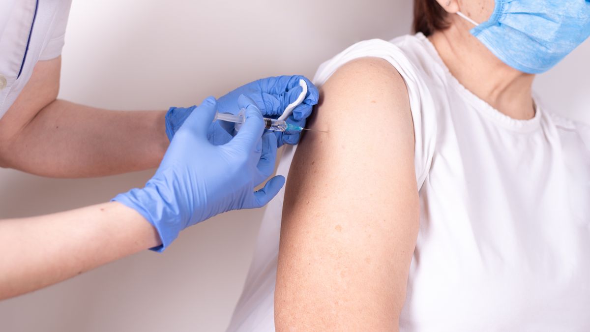 Koronawirus covid szczepienie szczepienia szczepionka pandemia strzykawka