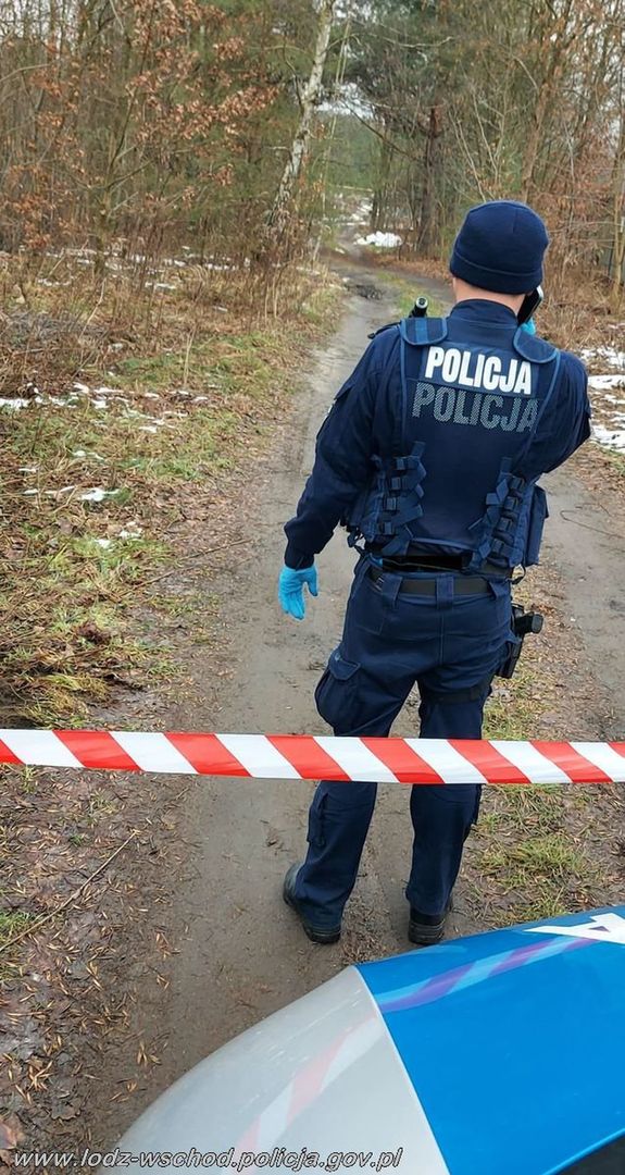 Ciało zamordowanego kolegi wyciągnął z posesji. Następnie wyrzucił je na leśną drogę. 