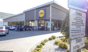 UOKiK: rośnie liczba skarg na opłaty dodatkowe na parkingach pod dyskontami