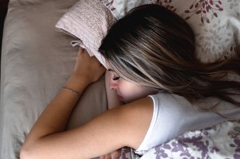 Słyszysz bicie serca, gdy leżysz na poduszce? Ekspert wskazał powód