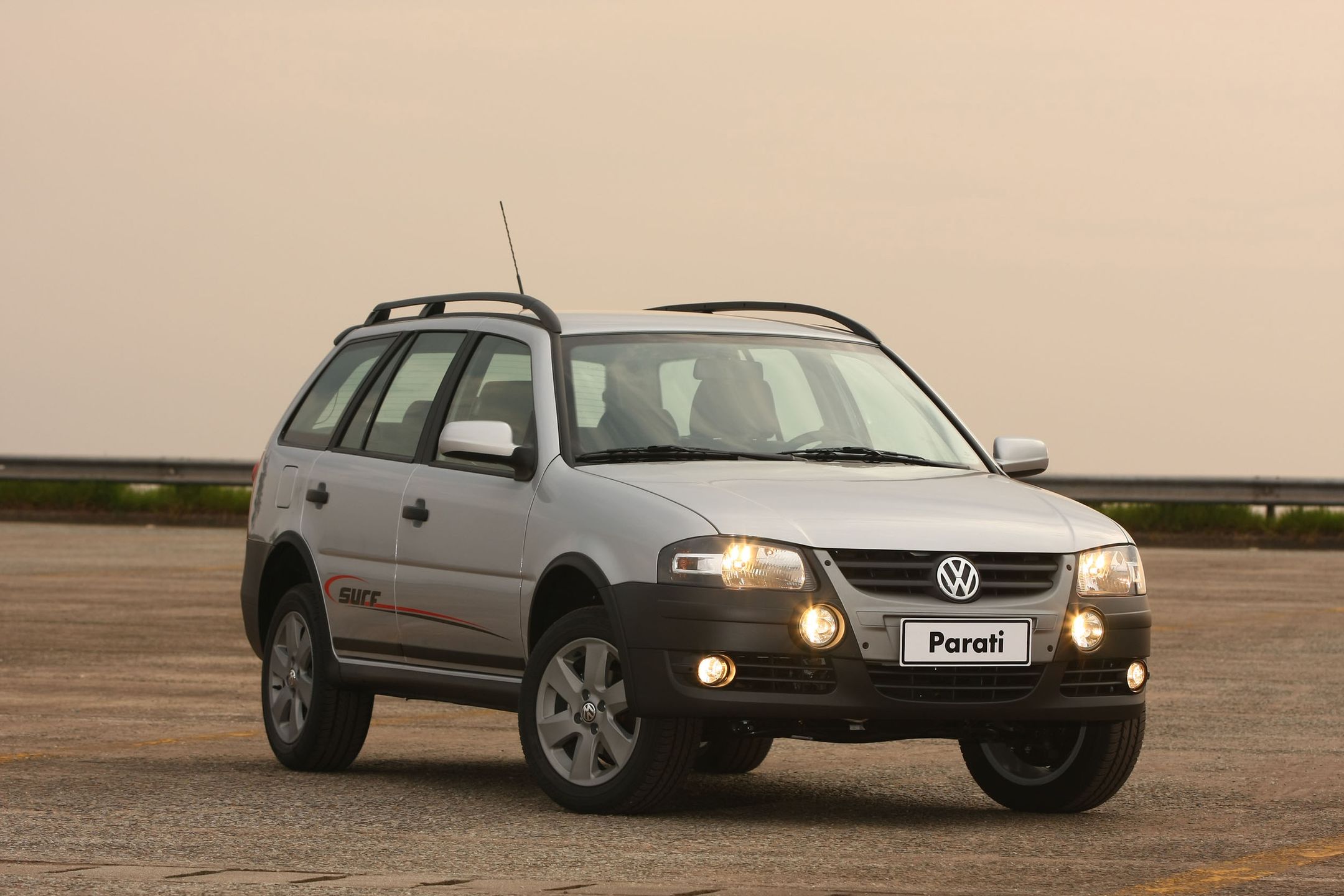 Tego samego co o wyglądzie Nivusa, chyba nie da się powiedzieć na temat modelu Volkswagen Parati, nawet w wersji Surf, czyli tzw. cross kombi. Tylko czym on jest? Technicznie mieszanką różnych starszych rozwiązań Volkswagena z segmentu B (Polo), oferowaną jako VW Gol głównie w Brazylii. Parati to odmiana kombi tego modelu. Auto pod tą nazwą było oferowane do 2012 r., a od tego rocznika pojawił się nowy Gol tylko jako hatchback. W praktyce jest modelem Polo, jaki znamy z naszego rynku.