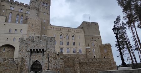 Biznes wokół kontrowersyjnego zamku kwitnie. 30 zł za spacer specjalną ścieżką