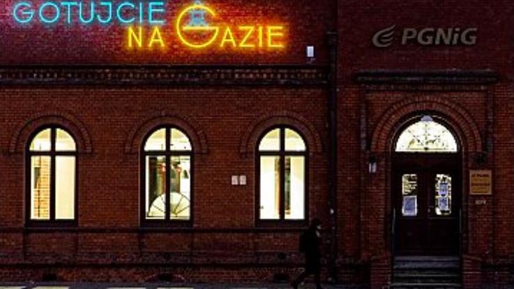 Warszawa. Moda na neony sprawia, że wiele zniszczonych w czasie wony świecących reklam budzi ciepłe odczucia