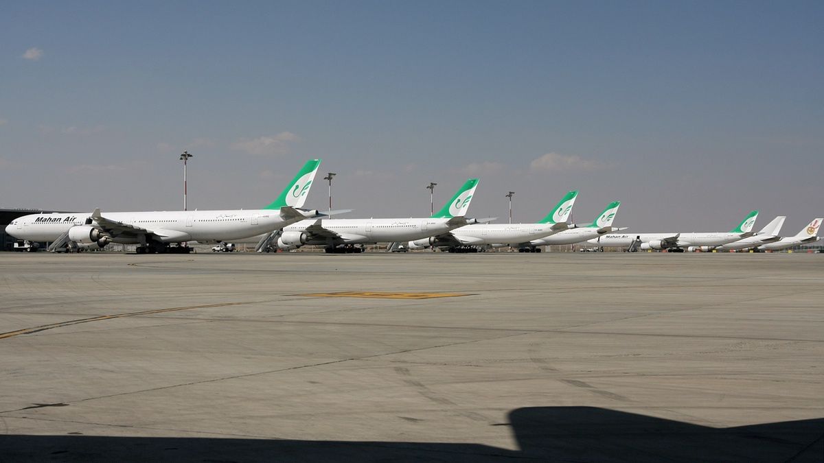 Airbusy A340 linii Mahan Air na lotnisku w Teheranie.