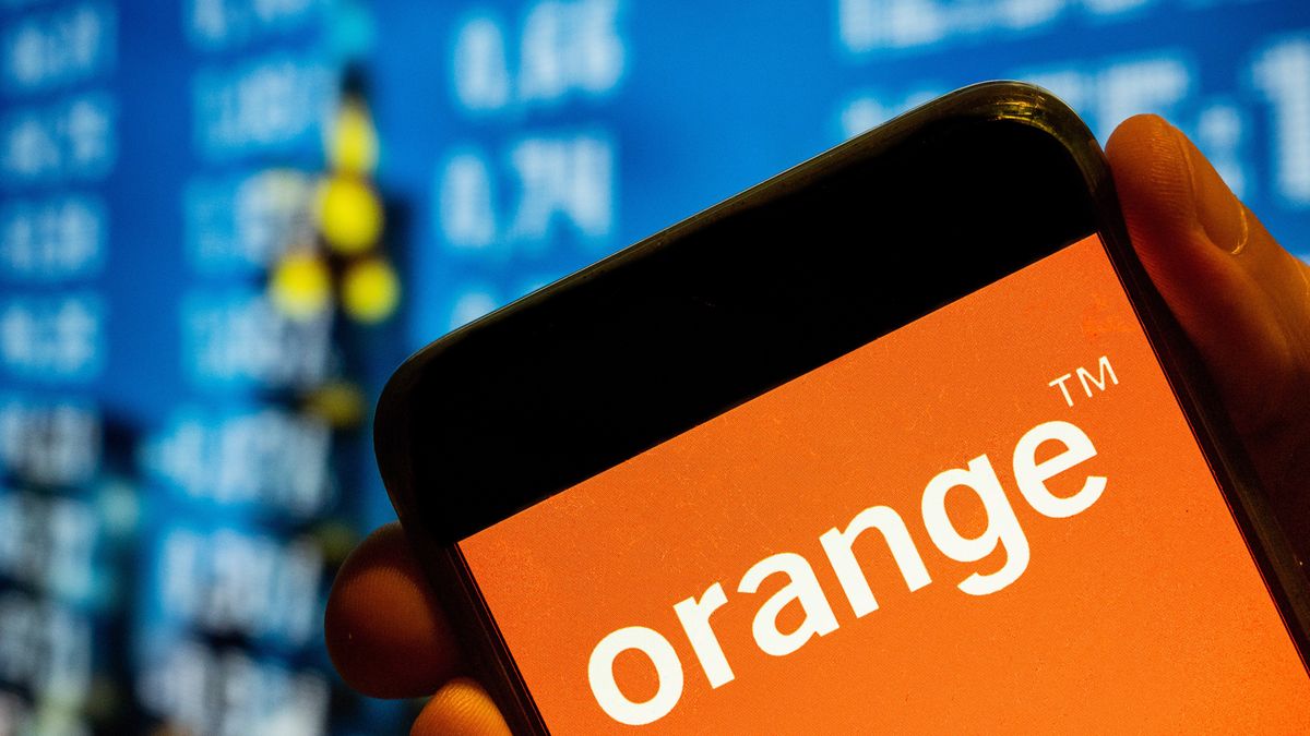 CHINA - 2022/07/25: In this photo illustration, the French multinational telecommunications corporation and phone operator, Orange S.A., logo is displayed on a smartphone screen. (Photo Illustration by Budrul Chukrut/SOPA Images/LightRocket via Getty Images)