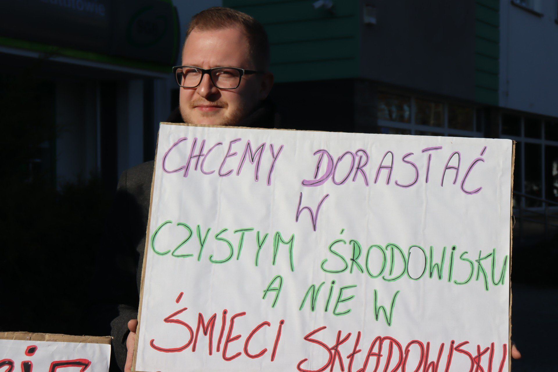 Protest przed Urzędem Gminy w Łęczycy. Mieszkańcy Gawron sprzeciwiają się budowie sortowni