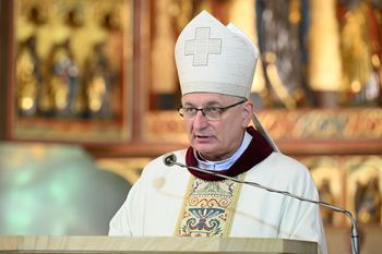 Biskup Zadarko: Ucieczka od kościoła pcha ludzi do psychiatrów