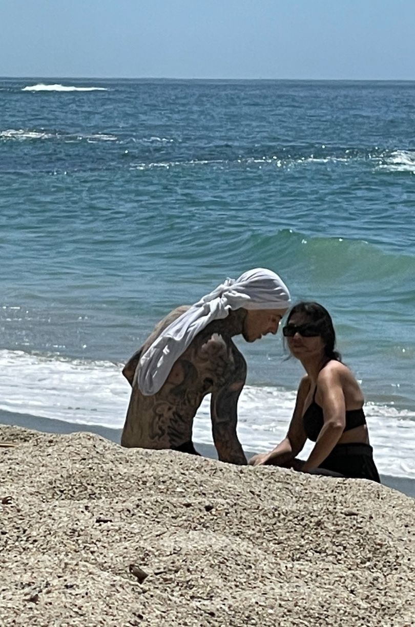 Kourtney Kardashian i Travis Barker wymieniają czułości na plaży