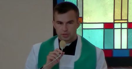 Jest abstynentem. Wytknęli mu picie wina na mszy. Tak odpowiedział