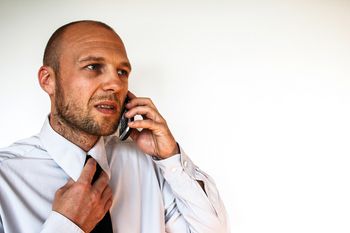 Analizują twoje rozmowy z infolinii. Wykorzystują AI