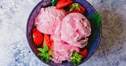Domowe lody truskawkowe. Prosty przepis z jogurtem greckim w roli głównej