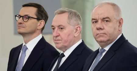 Państwowi giganci zawieszają produkcję. Premier poprosił Jacka Sasina i Henryka Kowalczyka o wypracowanie mechanizmu