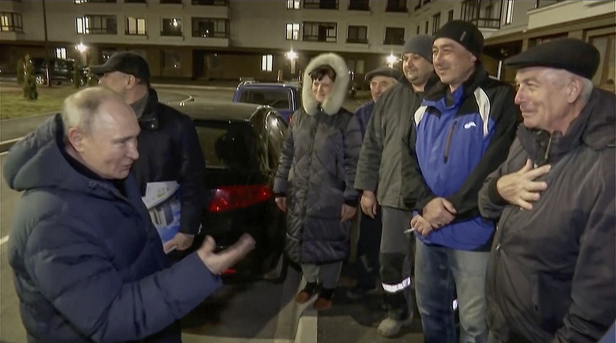 Władimir Putin w Mariupolu. Po chwili na nagraniu słychać krzyk kobiety, a towarzyszący Putinowi rozglądają się, żeby zobaczyć skąd pochodzi głos