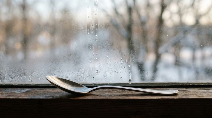Kładą metalową łyżeczkę na parapecie. Internetowy trik na parujące okna to hit czy mit?