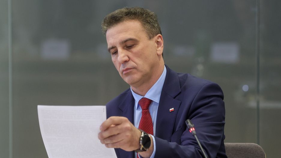Warszawa, 04.03.2024. Poseł Kukiz'15 Jarosław Sachajko składa zeznania przed sejmową komisji śledczą do zbadania legalności, prawidłowości oraz celowości działań podjętych w celu przygotowania i przeprowadzenia wyborów Prezydenta Rzeczypospolitej Polskiej w 2020 r. w formie głosowania korespondencyjnego, 4 bm. w Sejmie w Warszawie. (mr) PAP/Rafał Guz
