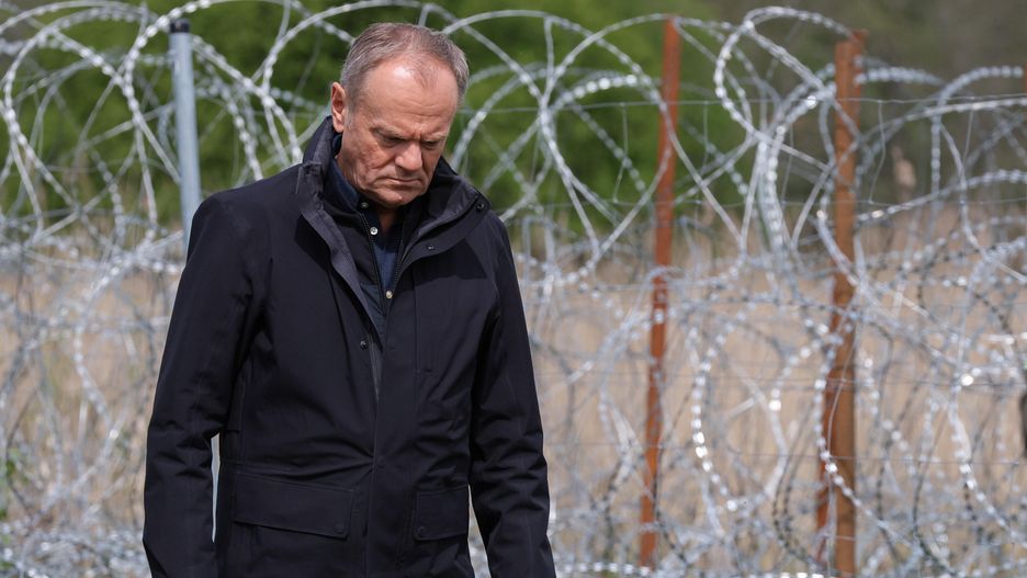 Donald Tusk
Pawe� Supernak
drut kolczasty, druty kolczaste, granica, granica pa�stwa, granica Polski, granica polsko-bia�oruska, obrona, pogranicznicy, polityk, polityka, s�up graniczny, szef rz�du, UE, wizyta, wojsko, pogranicze, polsko bia�oruska