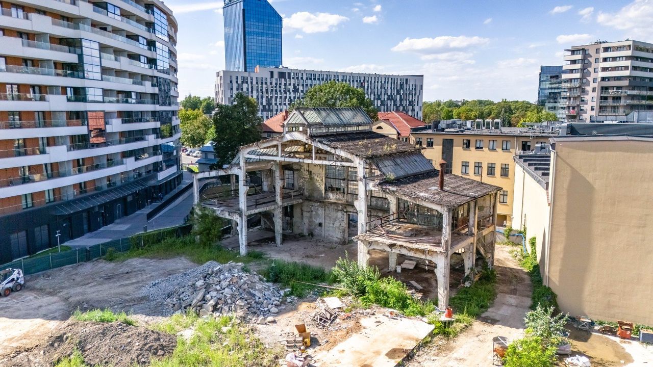 Flota słynnych krążowników w Krakowie prawie gotowa. Ostatni etap budowy osiedla Wiślane Tarasy 2.0 zmieni też dawne Zakłady Zieleniewskiego