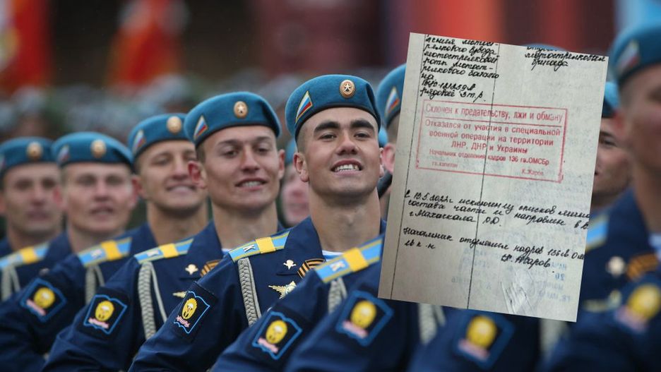 Rosyjscy spadochroniarze na defiladzie w Moskwie i osobliwa pieczęć stosowana przez armię