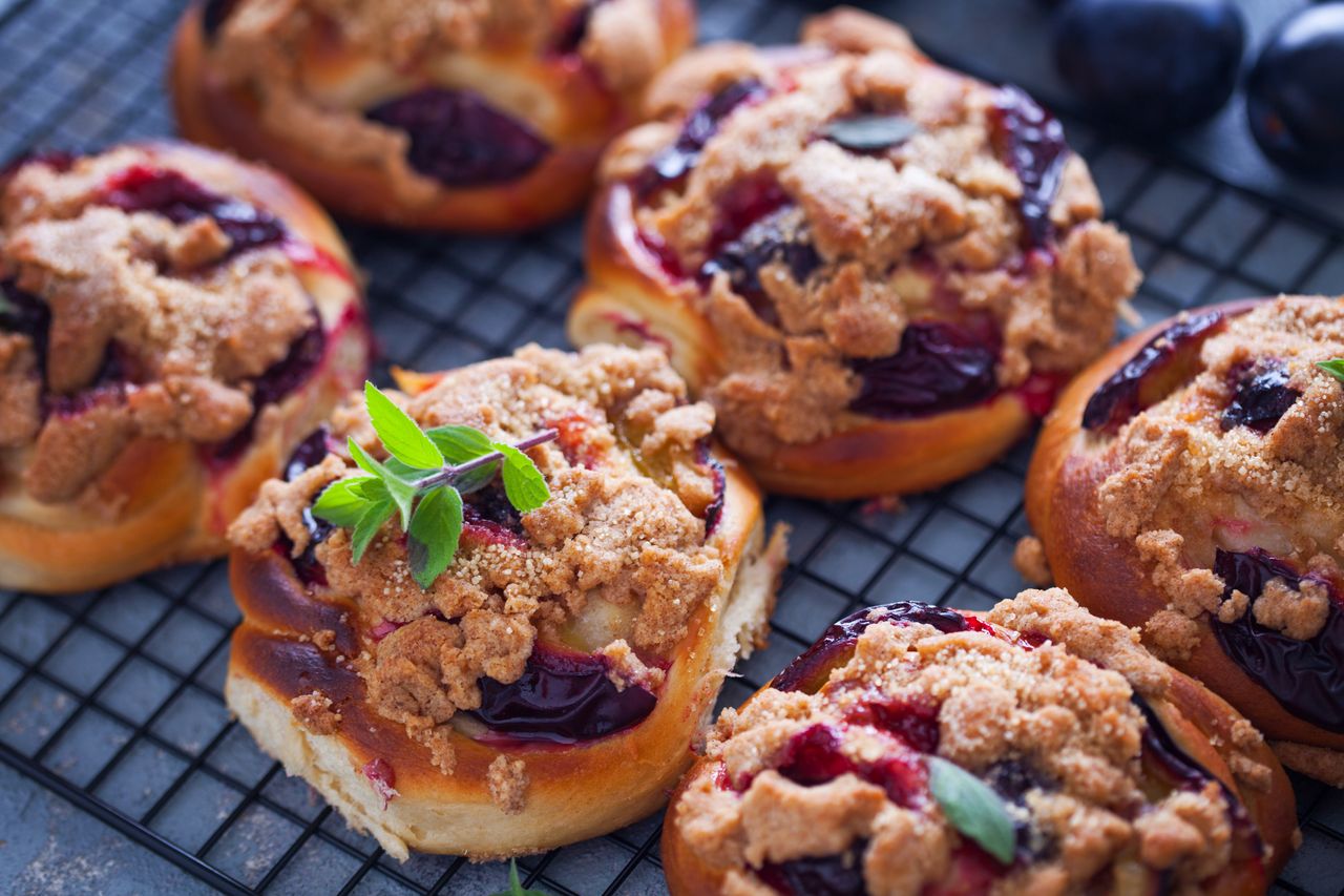 Gdy mam ochotę na coś słodkiego, przygotowuję te drożdżówki. Nie pozostaje po nich ani okruszek