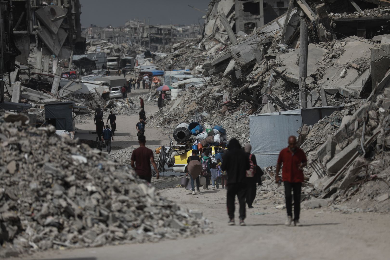 GAZA STRIP - MAY 17: Palestinian residents begin fleeing toward areas they believe to be safer, carrying their belongings, following heavy Israeli attacks on the Beit Lahia and Jabalia areas in northern Gaza, on May 17, 2025. (Photo by Abdalhkem Abu Riash/Anadolu via Getty Images)