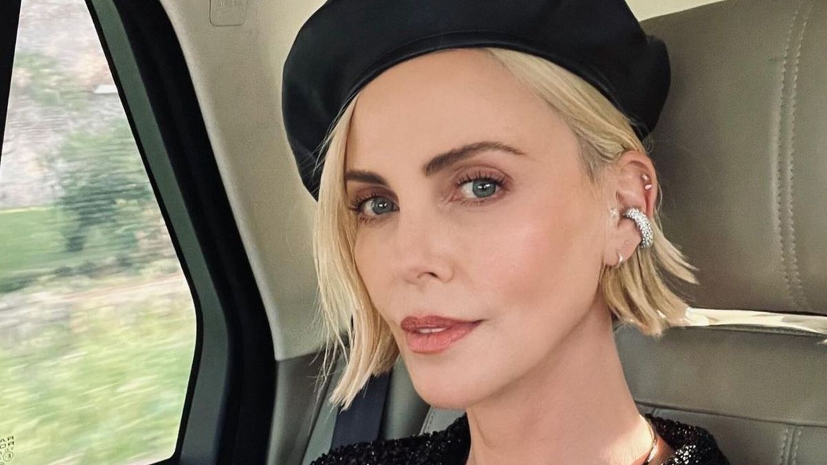 Charlize Theron w czarnej stylizacjiInstagram/charlizeafrica