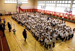 Stłoczone dzieci śpiewały hymn. Szkoła na kwarantannie