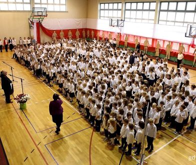 Stłoczone dzieci śpiewały hymn. Szkoła na kwarantannie