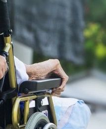 Zaniedbywałeś swoje dzieci, nie będą musiały płacić za twój pobyt w domu opieki. Takiej zmiany chce rzecznik praw dziecka